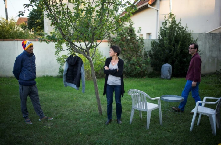 Dawa, réfugié tibétain de 33 ans, dans le jardin de ses hébergeurs, Caroline et Michel, le 11 octobre 2016 à Saint-Maur-des-Fossés, au sud-est de Paris