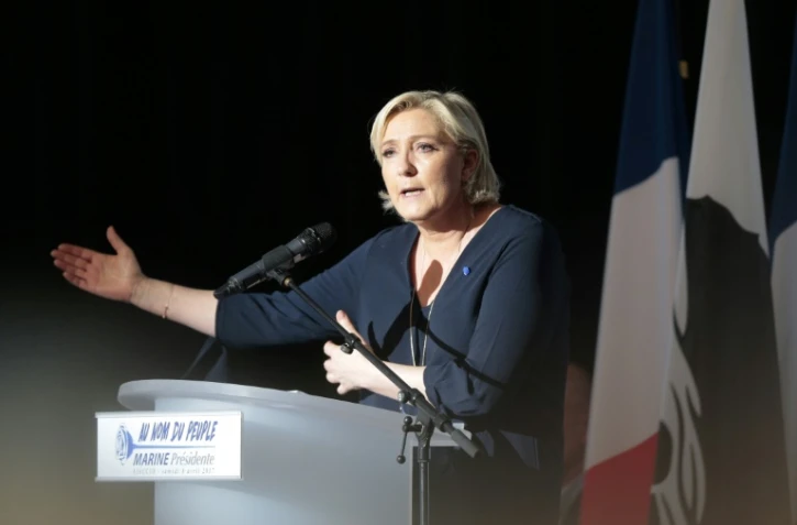 Marine Le Pen fait un discours lors d'un meeting électoral à Ajaccio le 8 avril 2017