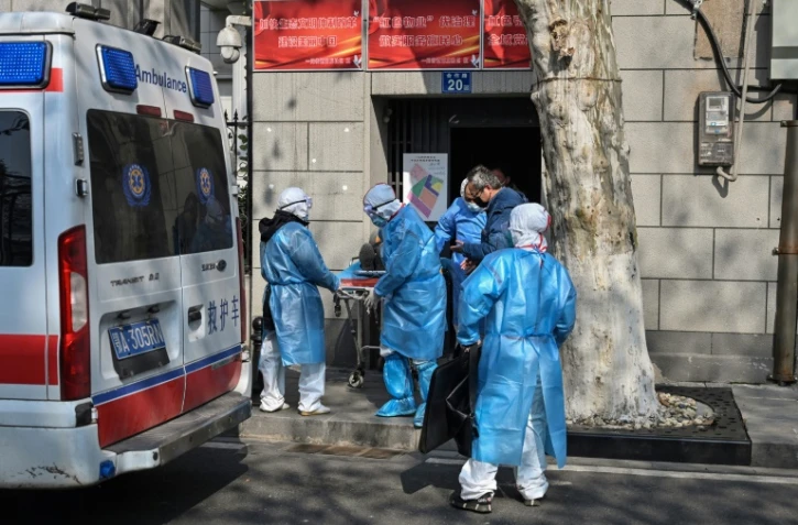 L'évacuation d'un malade présumé du nouveau coronavirus à Wuhan, Chine, le 30 janvier 2020
