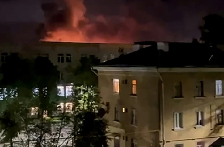 Image tirée d'une vidéo publiée sur le compte Telegram de Mikhaïl Vedernikov, gouverneur de la région de Pskov, montrant une explosion pendant une attaque de drones sur l'aéroport de Pskov, le 30 août 2023 en Russie