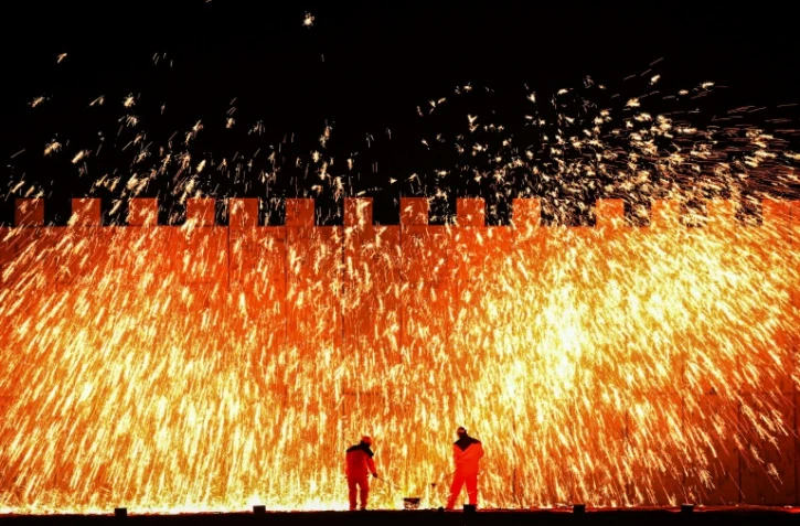Des artistes lancent du métal en fusion pour créer un feu d'artifice lors du spectacle traditionnel chinois "Dashuhua" à l'approche du Nouvel an lunaire du Dragon, le 7 février 2024 à Handan, dans la province du Hebei, dans le nord de la Chine