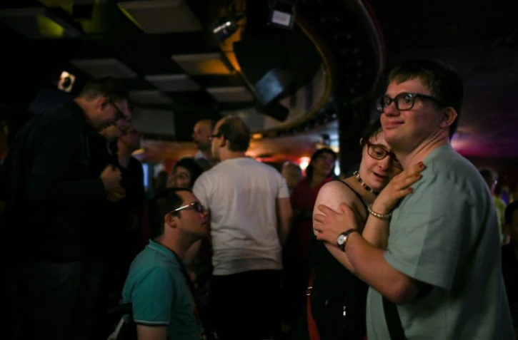Un couple danse au "Club 1900" pendant une soirée inclusive, le 6 juin 2019 à Mulhouse en France