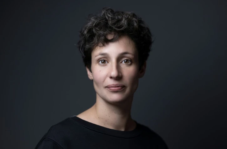 Alice Zeniter aimerait que les Calédoniens puissent enfin lire le roman qu'elle a fait paraître en août, fiction sur la Nouvelle-Calédonie qui n'est pas arrivée en librairie dans l'archipel