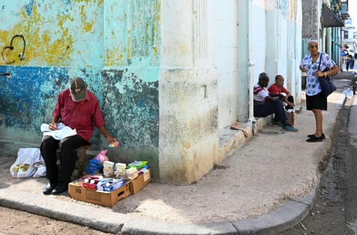 Un homme âgé vend des objets dans une rue de La Havane, le 3 juin 2025