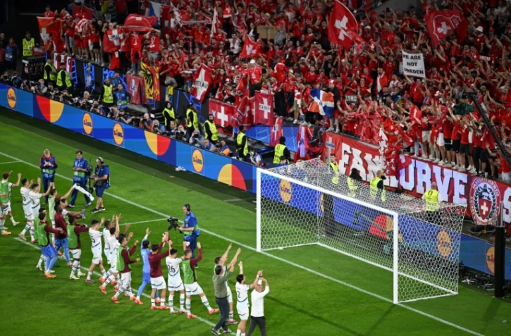 Les joueurs suisses saluent leurs supporters à Cologne après leur match nul 1-1 mercredi contre l'Ecosse en phase de groupe de l'Euro-2024.