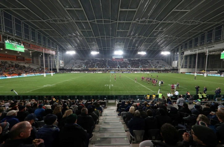 Un public nombreux remplit les tribunes du Forsyth Barr Stadium, venu assister sans restriction au match de rugby entre les Otago Hihlanders et les Waikato Chiefs le 13 juin 2020 à Dunedin