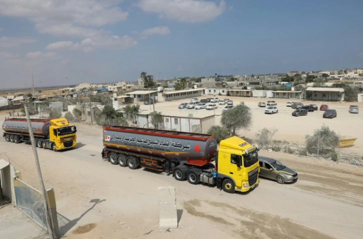 Des camions de carburant entrent dans la bande de Gaza par le point de passage de Kerem Shalom, le 8 août 2022 à Rafah