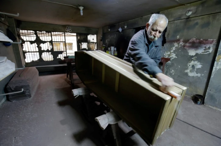 A Tripoli au Liban, le dernier fabricant de cercueil artisanal de la ville, Michel Homsi, en plein travail, le 21 décembre 2016