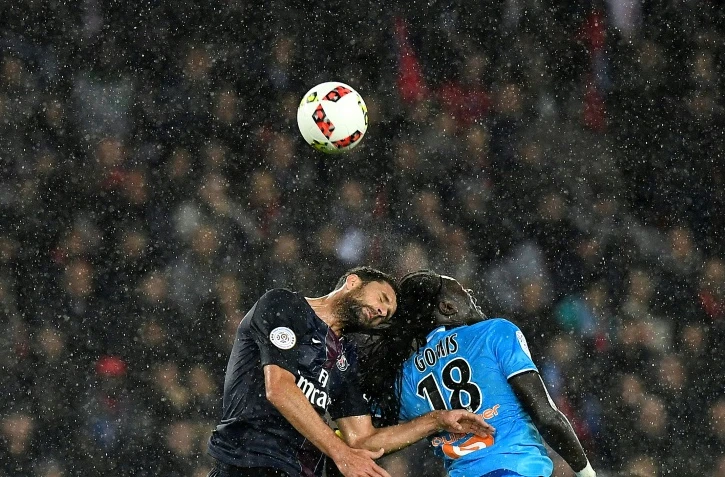 "Classique" au Parc des Princes, le 23 octobre 2016, choc entre Thiago Motta et le Marseillais Bafétimbi Gomis. Les deux sont forfait pour la revanche au Vélodrome