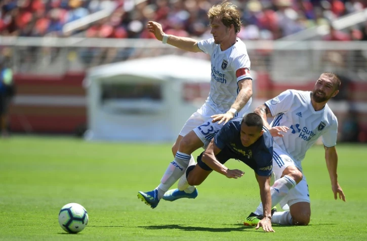 Manchester United et Alexis Sanchez, ici pris en sandwich par les défenseurs des Earthquakes, ont concédé un 2e match nul en pré-saison, le 22 juillet 2018, à Santa Clara, en Californie