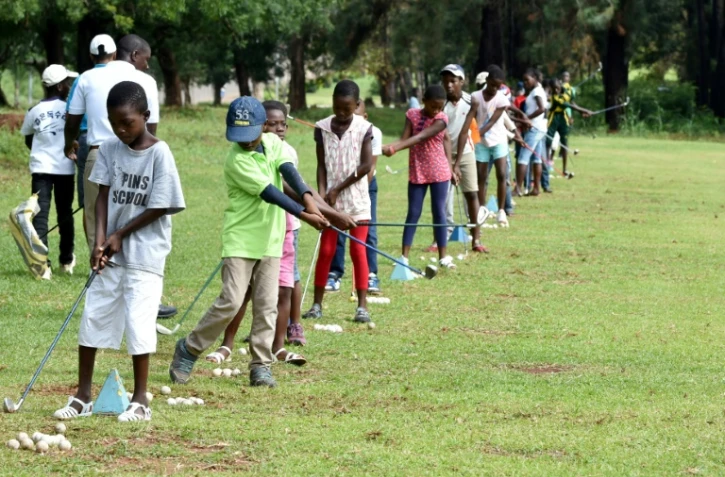 Des enfants apprennent le golf à Yamoussoukro pendant une journée d'initiation à ce sport le 22 octobre 2016