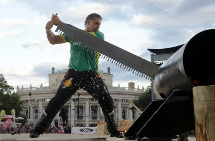 L'Australien Brad de Losa participe au Trophée mondial de bucheronnage sportif, à Vienne, le 28 mai 2022