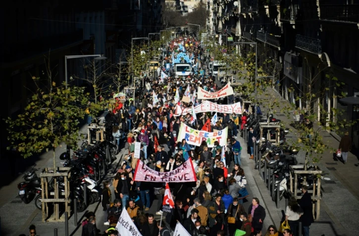 Des enseignants et personnels de l'Education nationale en grève manifestent contre la valse des protocoles sanitaires, le 13 janvier 2022 à Marseille