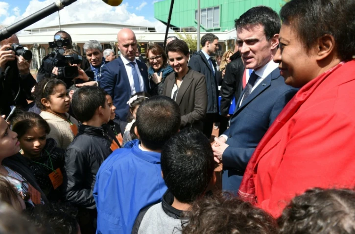 Manuel Valls entre la ministre de l'Education Najat Vallaud-Belkacem et la ministre de la Ville, Hélène Geoffroy lors d'une réunion interministérielle le 13 avril 2016 à Vaulx-en-Velin