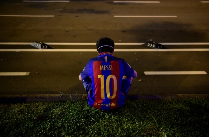 Un fan du FC Barcelone avec le maillot de Messi devant le Camp Nou, le 26 août 2020