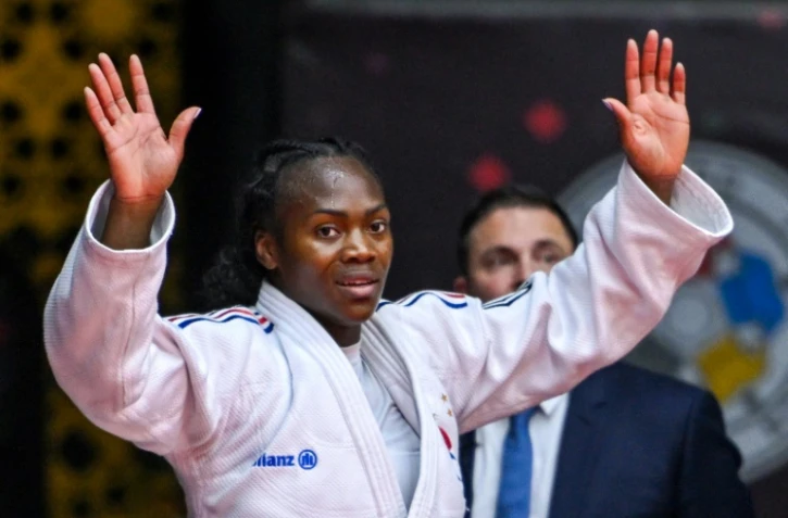 La judoka française Clarisse Agbégnénou fête sa médaille de bronze contre Andreja Leski de Slovénie après un combat au Championnat du Monde de Judo à Abu Dhabi le 21 mai 2024