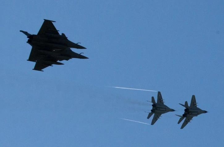 Deux Mig-29 polonais, à droite, aux côtés de Rafales français (à gauche), le 29 avril 2014 en Pologne