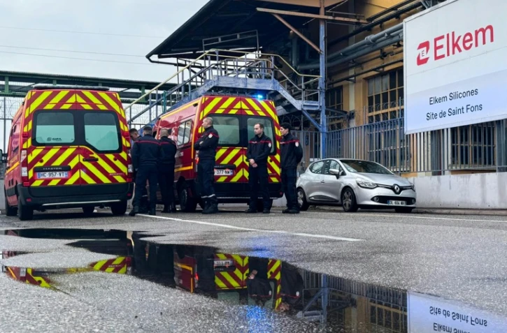 Des pompiers devant l'usine chimique Elkem Silicones, après une explosion, le 22 décembre 2025 à Saint-Fons, dans le Rhône