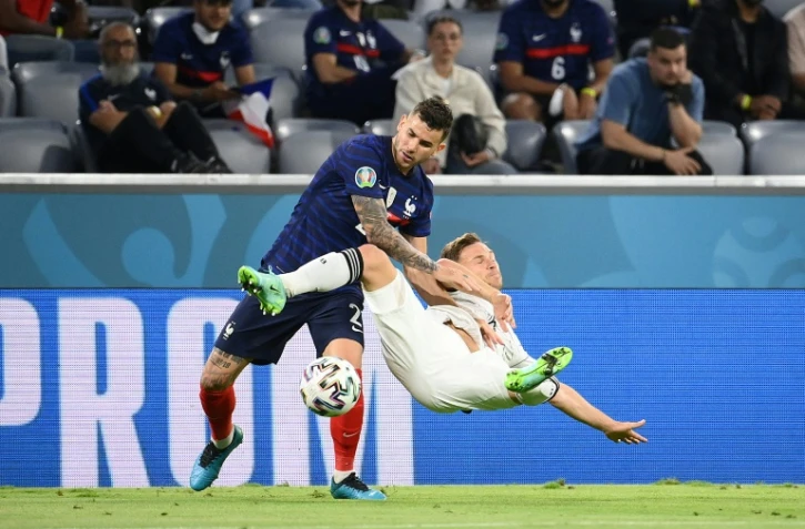 Le défenseur français Lucas Hernandez à la lutte avec le milieu allemand Joshua Kimmich lors de l'Euro le 15 juin 2021 à Munich