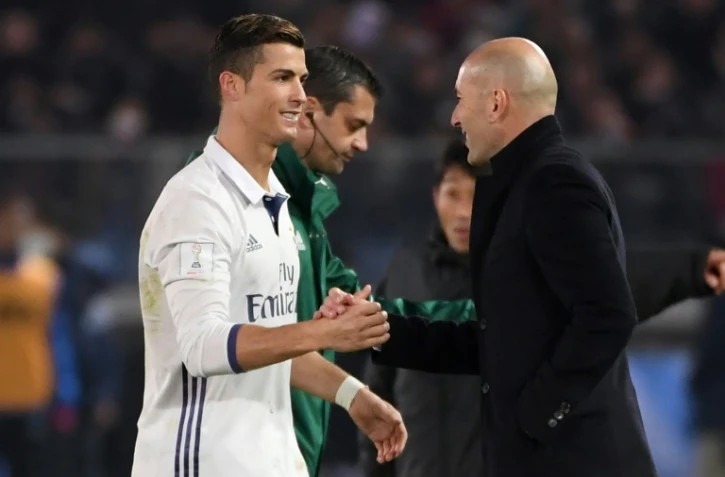 L'entraîneur du Real Zidane (d) félicite Ronaldo, auteur d'un triplé, face aux Japonais de Kashima Antlers en finale du Mondial des clubs, le 18 décembre 2016 à Yokohama