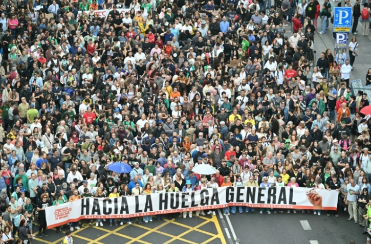 De manifestants défilent pour le droit au logement au lendemain du rejet par les députés d'une série de mesures présentées par le gouvernement, le 3 octobre 2026 à Madrid