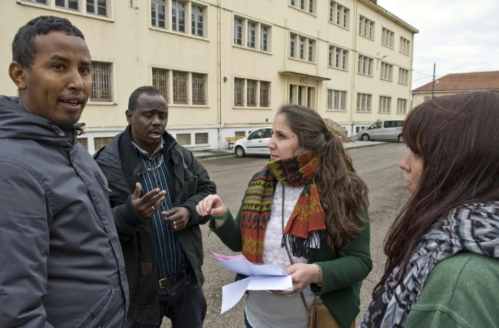 Des migrants sont accueillis par des bénévoles à Varennes-sur-Allier, le 23 octobre 2015