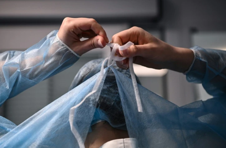 Le plafonnement strict de la rémunération des médecins intérimaires, bien que reporté à 2022, fait craindre une aggravation des pénuries de personnels dont souffre l'hôpital public