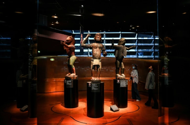 Des statues totem de l'ancien royaume d'Abomey exposées au musée du Quai Branly, le 10 septembre 2021 à Paris