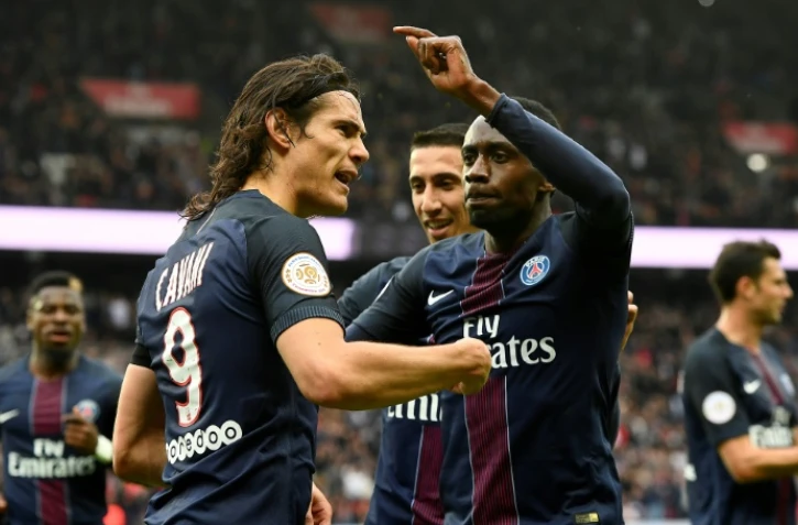 Le buteur parisien Edinson Cavani congratulé par ses coéquipiers après avoir débloqué le match contre Montpellier au Parc des Princes, le 22 avril 2017