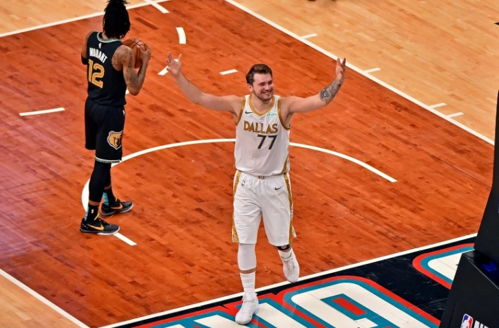 Le N.77 des Mavericks Luka Doncic célèbre son panier à trois points qui offre la victoire à Dallas, le 14 avril 2021 à Memphis dans le Tennessee