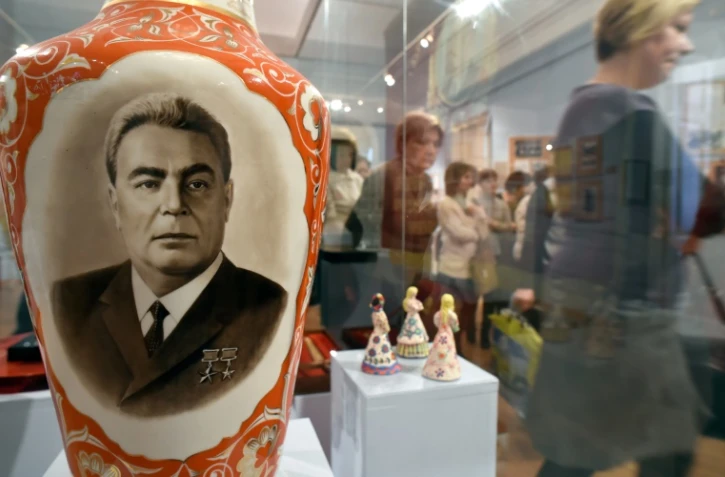 Des visiteurs à l'exposition officielle en hommage à Léonid Brejnev, le 12 février 2016 à Moscou en Russie