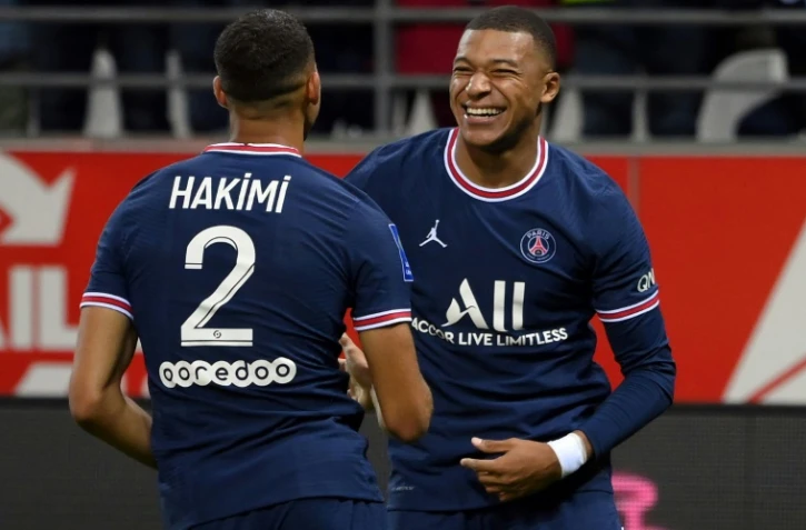 La joie de l'attaquant du Paris Saint-Germain, Kylian Mbappé, félicité par le défenseur marocain Achraf Hakimi, après avoir marqué le 3e but face à Clermont, lors de leur match de Ligue 1, le 11 septembre 2021 au Parc des Princes
