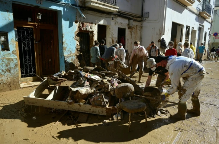 Des habitants de Paiporta nettoient et déblaient une rue de la ville, près de Valence (Espagne), le 10 novembre 2024, après les inondations meurtrières du 29 octobre