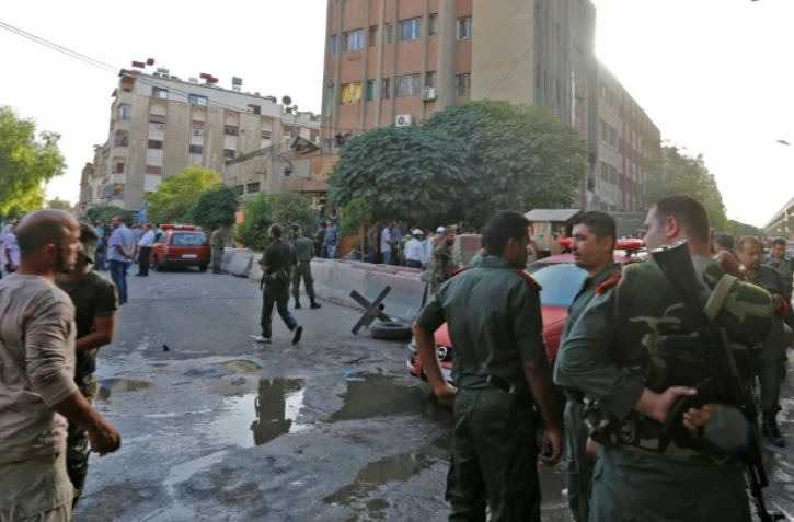 Sur le site d'un double attentat-suicide visant un commissariat de police dans le quartier de Midane à Damas, le 2 octobre 2017