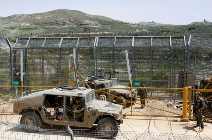 Des soldats israéliens montent la garde près de la barrière frontalière, dans le village de Majdal Shams, sur les hauteurs du Golan annexé, le 30 avril 2025