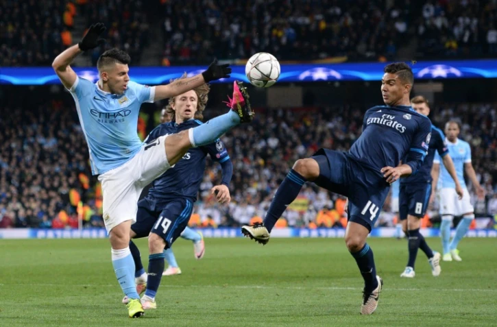L'attaquant de Manchester City Sergio Agüero à la lutte avec Casemiro du Real Madrid en Ligue des champions à l'Etihad Stadium