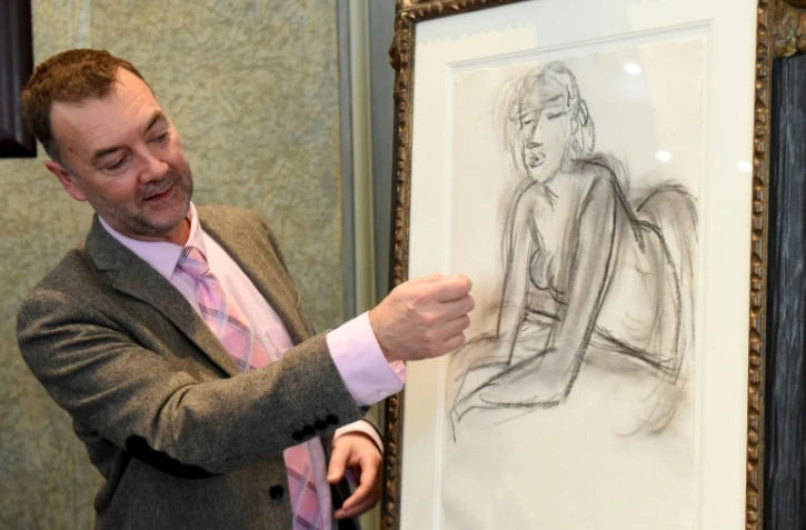 Le conservateur du musée et commissaire de l'exposition, Patrice Deparpe présente le tableau de Matisse "la femme accoudée,à Lille, le 25 octobre 2019