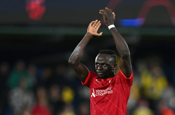Sadio Mane, l'attaquant sénégalais de Liverpool, salue la foule à la fin de la demi-finale retour de Ligue des champions contre Villarreal le 3 mai 2022 à Villarreal