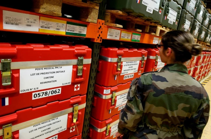 Une membre de l?Etablissement de ravitaillement sanitaire des armées (Ersa) contrôle les stocks de matériel sanitaire, le 14 avril 2020 près de Reims