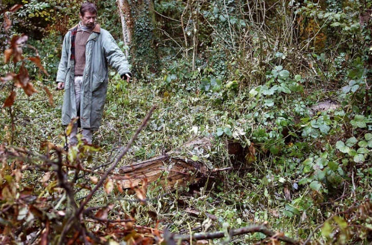 Le 29 octobre 2003, l'agriculteur Philippe Gava montre l'endroit de la découverte des corps de quatre bébés, quelques jours plus tôt, dans la forêt de Galfingue (Haut-Rhin)