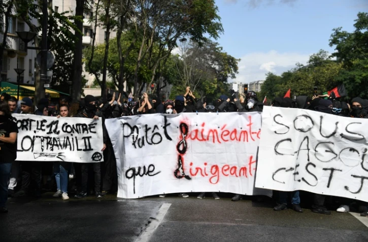 Des manifestants portent un calicot durant la journée d'action contre la loi travail, le 12 septembre à Paris.