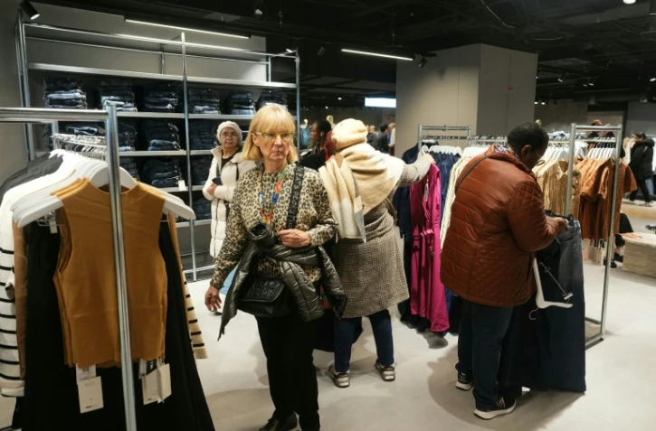 Clientes à l'ouverture de l'espace du géant du e-commerce Shein au Bazar de l'Hotel de Ville (BHV) à Paris le 5 novembre 2025.