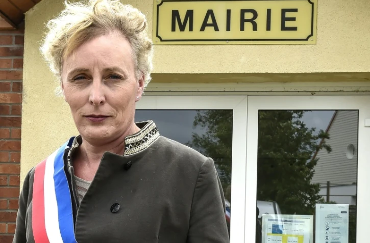 Marie Cau, première maire transgenre en France, le 24 mai 2020 devant la mairie de son village de Tilloy-lez-Marchiennes, dans le Nord
