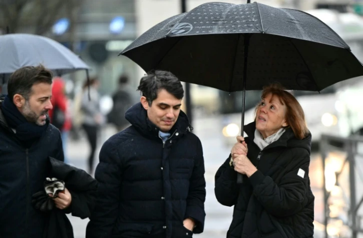 Gisèle Pelicot (d), avec ses avocats, Stéphane Babonneau (c) et Antoine Camus (g), arrivant au procès, Avignon, le 13 décembre 2024