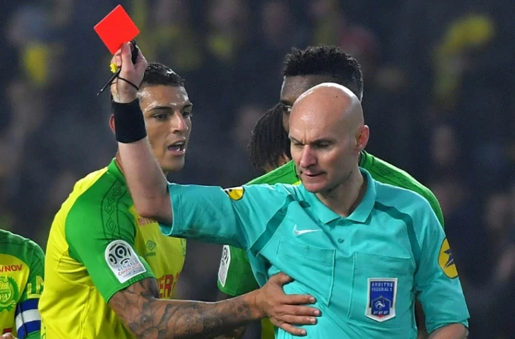 Tony Chapron exclut le défenseur brésilien de Nantes Diego Carlos lors du match contre le PSG, le 14 janvier 2018 au stade de La Beaujoire