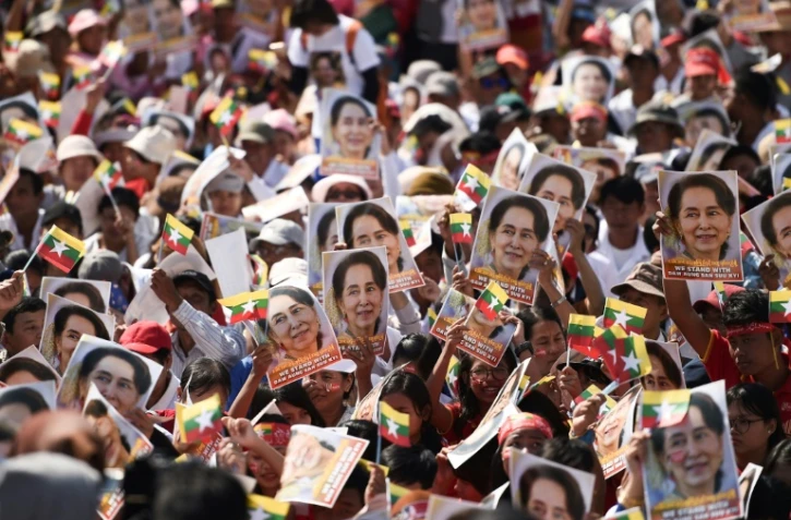 Des photos de la dirigeante birmane Aung San Suu Kyi lors d'un rassemblement de soutien, la 10 décembre 2019 à Rangoun