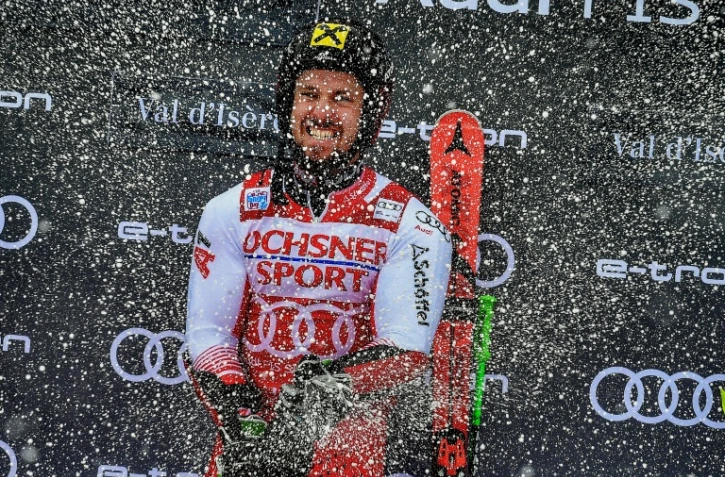 L'Autrichien Marcel Hirsher pose sur le podium après sa victoire au Géant de Val d'Isère, le 8 décembre 2018