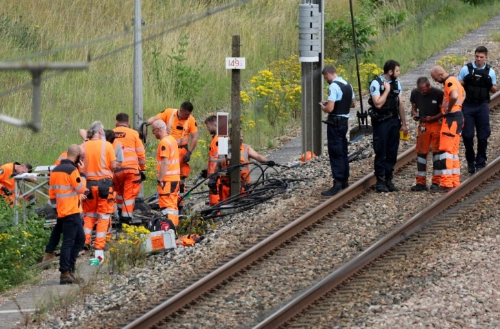 Des agents de la SNCF et des gendarmes sur les lieux d'un sabotage présumé à Croiselles, dans le nord de la France, le 26 juillet 2024