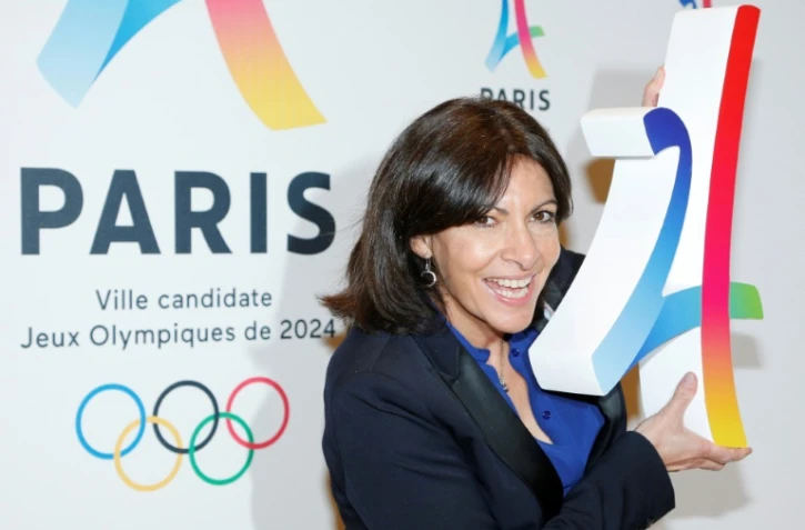 La maire de Paris Anne Hidalgo pose avec le logo de la candidature de Paris pour les JO-2024, le 17 février 2016
