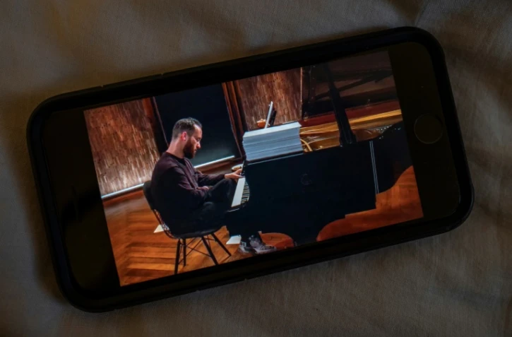 Le pianiste allemand Igor Levit jouant "Vexation" d'Erik Satie dans un studio Ă Berlin, en video live, le 30 mai 2020